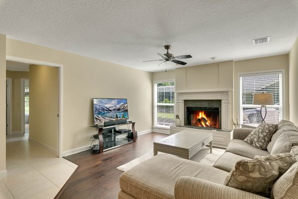 8424-Littleleaf-Ct-Orlando-FL-32835-19-600x400-1