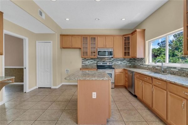 13927-EYLEWOOD-DR-WINTER-GARDEN-FL-13-600x400-1