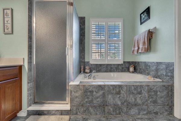 2115-Wintermere-Pointe-Dr-Winter-Garden-FL-34787-27-Master-Bathroom-600x400-1