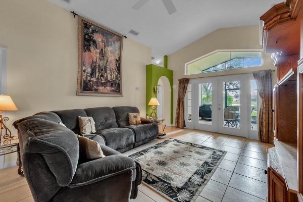 10626-Golden-Cypress-Ct-Orlando-FL-32836-04-Family-Room-600x400-1