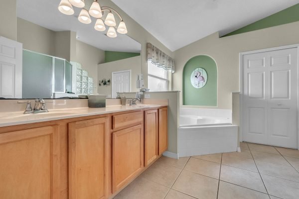 10626-Golden-Cypress-Ct-Orlando-FL-32836-16-Master-Bathroom-600x400-1