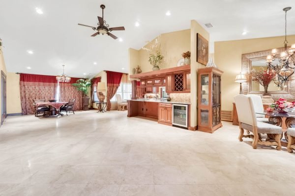 2636-Clementon-Park-Ct-Orlando-FL-32835-09-Family-Room-600x400-1