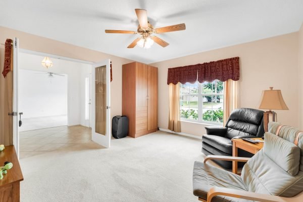 948-Burland-Cir-Winter-Garden-FL-34787-05-Den-600x400-1