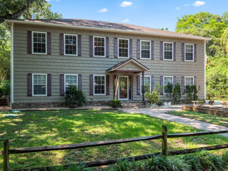 what an opportunity to buy a large pool home with car garage and no hoa for under $200 a foot minutes from downtown orlando ! bed, prescott drive orlando fl