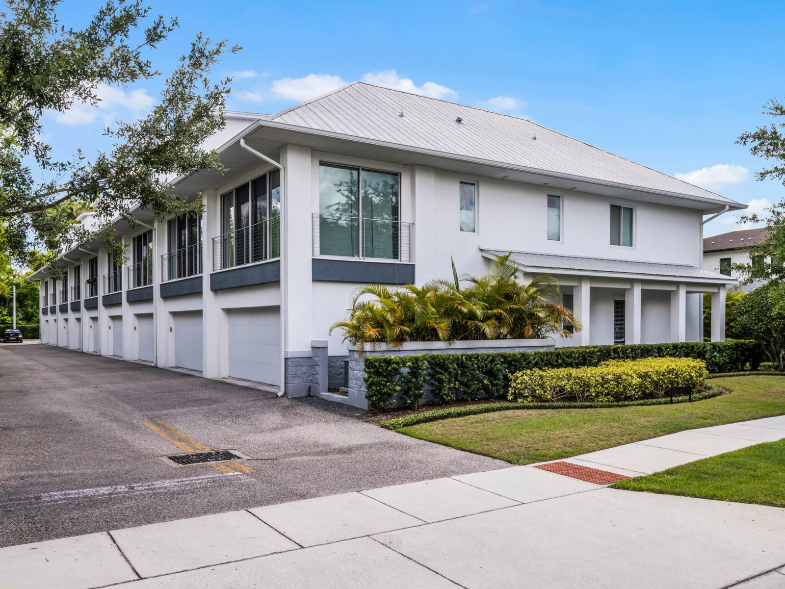 what an opportunity to live a short walk from famed park ave in the heart of winter park and this amazing price, have money in your pocket to eat and shop there too ! luxury 3-story townhome minutes from everything, no uber needed! at this price, walkability like this in winter park is impossible to achieve, let alone in move-in conditions like this, west swoope avenue winter park fl